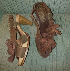 Neosens leather floral heels